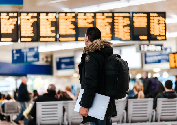 Junger Mann am Terminal