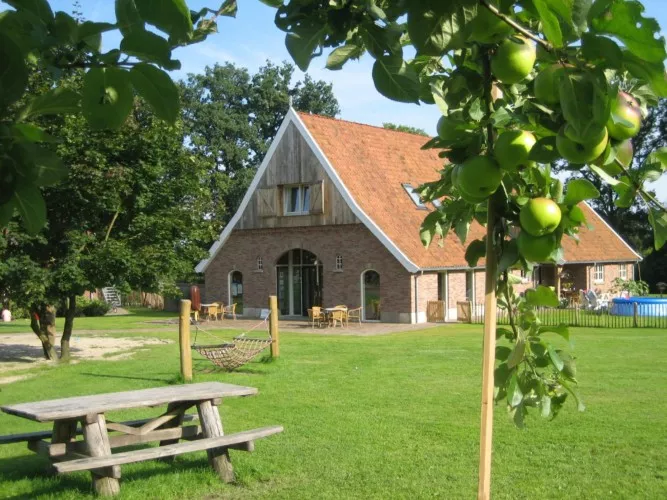 Rezeption mit kleinem Café-Bereich an großräumigen Garten