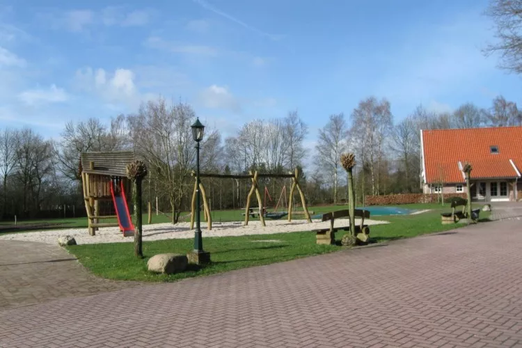 Vor dem Haus ist ein kleiner Spielplatz im Zentrum des Bereichs