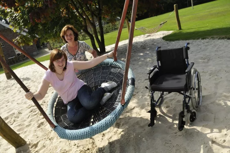 Beliebt auf dem Spielplatz ist besonders die Nestschaukel