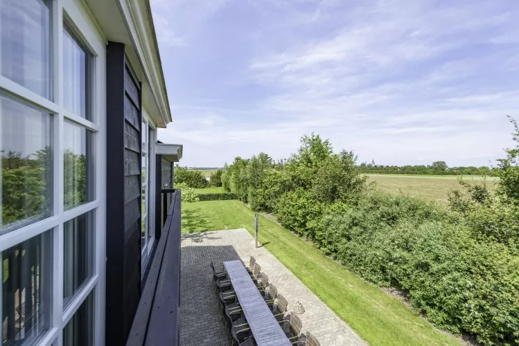 Auf der Terrasse ist viel Platz für alle Teilnehmer