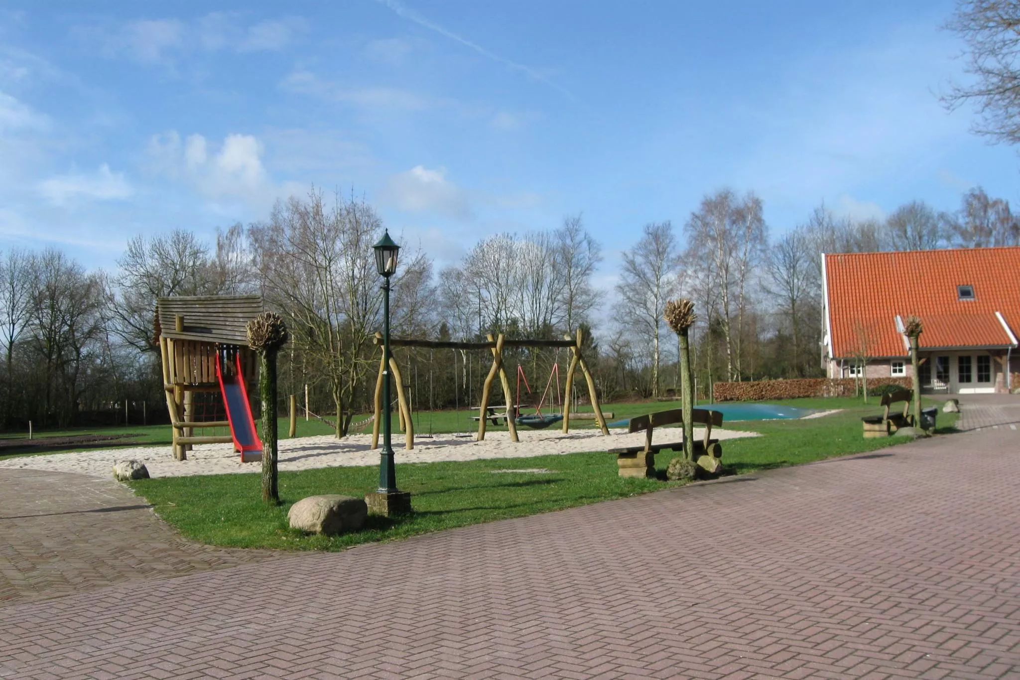 Angrenzender Spielplatz