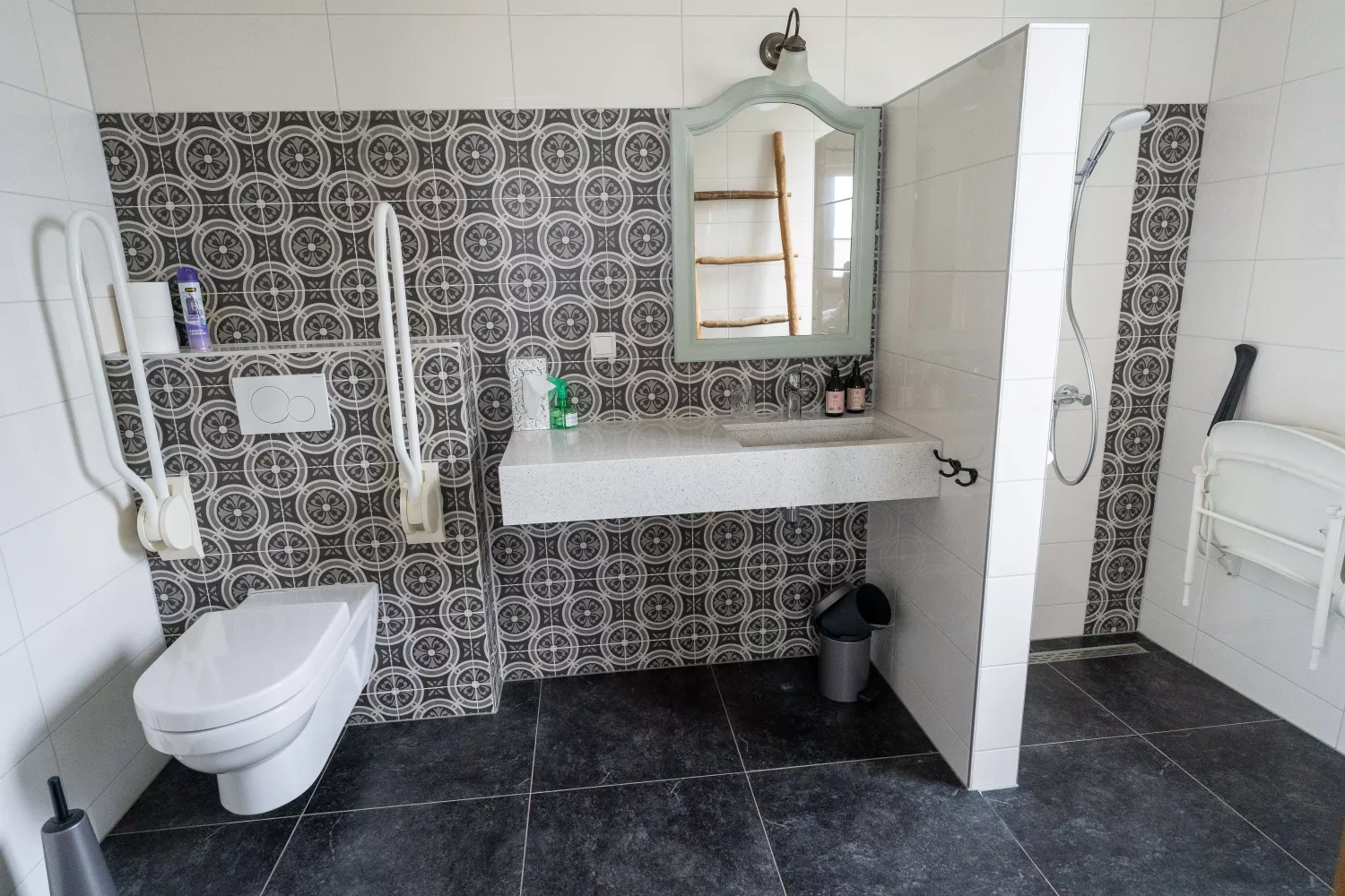 Barrierefreies Bad mit Toilette & Dusche