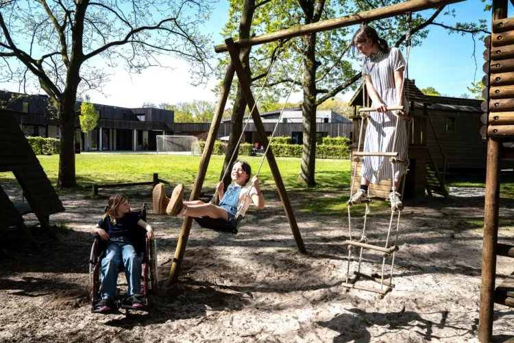 Ein kleiner Spielplatz ist im öffentlichen Bereich vorhanden