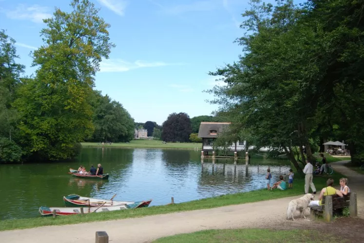 Der angrenzende Park bietet die Möglichkeit, Ruderboote zu leihen, Enten zu füttern oder zu picknicken.