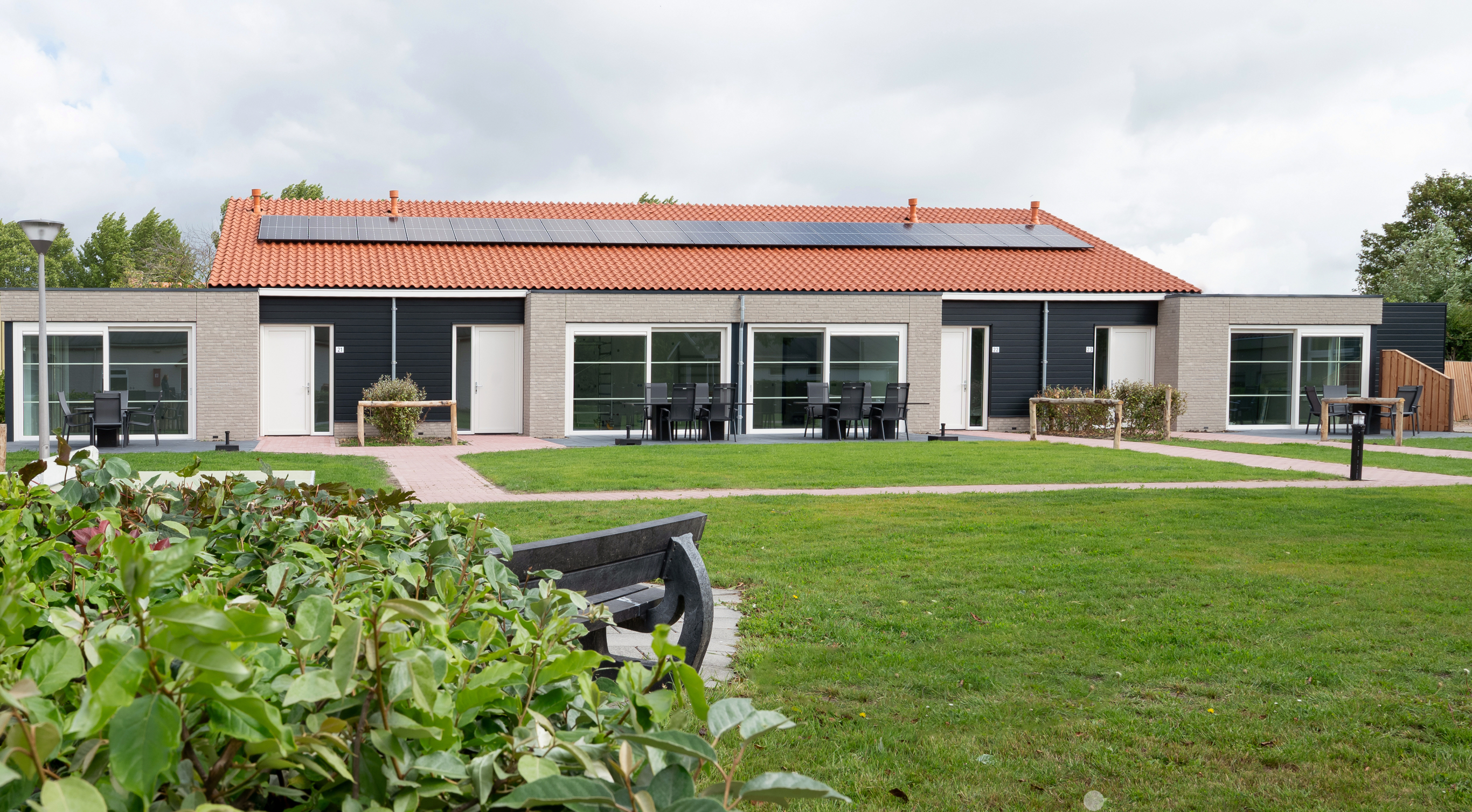 Gartenanlage mit gepflasterten Wegen.